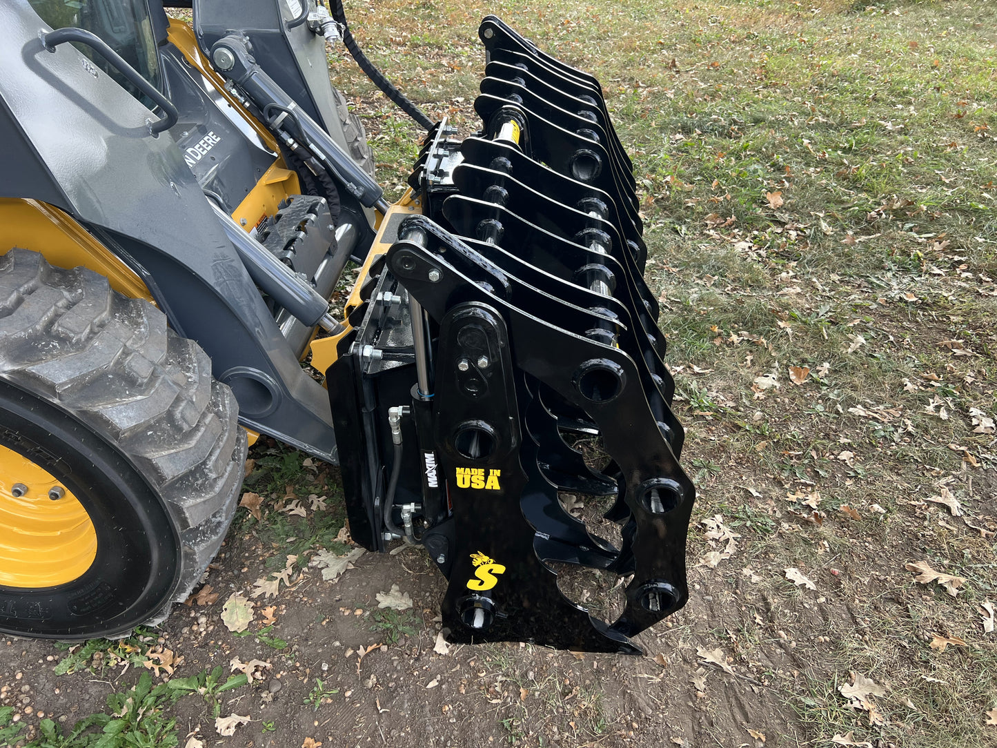 Stinger Attachments Clam Grapple for Skid Steer