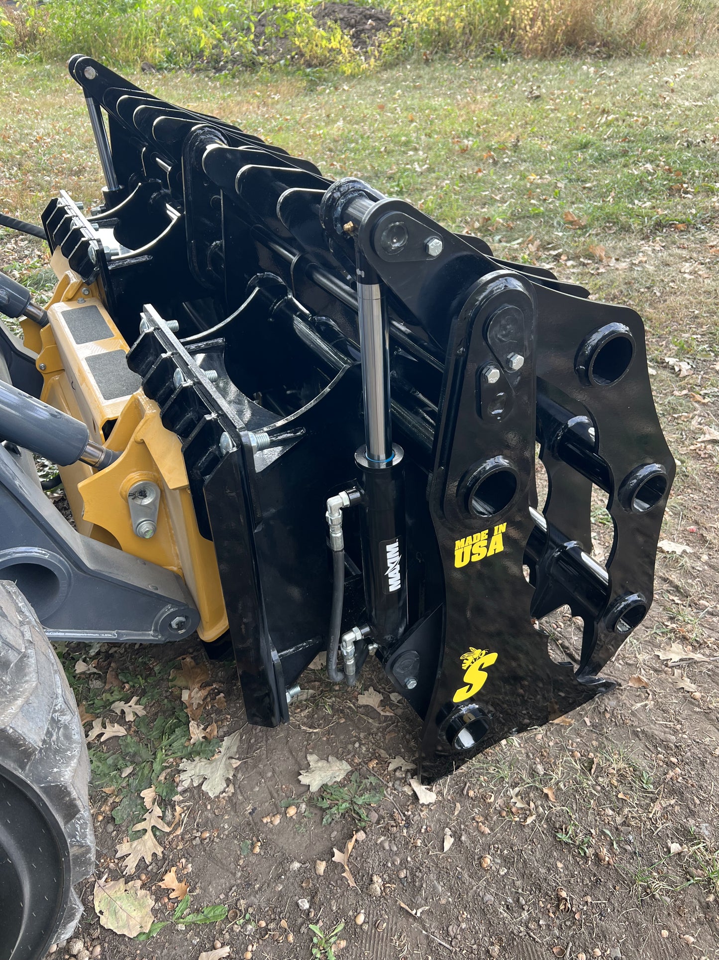 Stinger Attachments Clam Grapple for Skid Steer