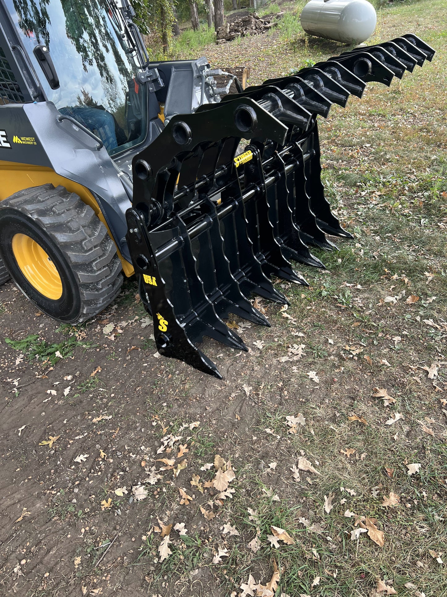 Stinger Attachments Clam Grapple for Skid Steer