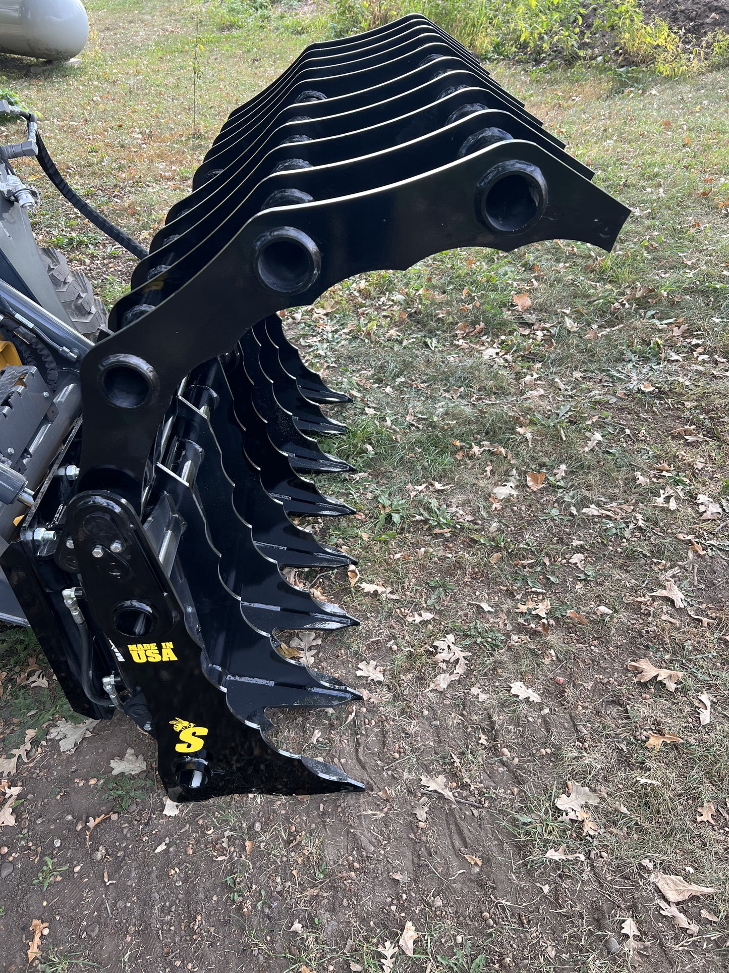 Stinger Attachments Clam Grapple for Skid Steer