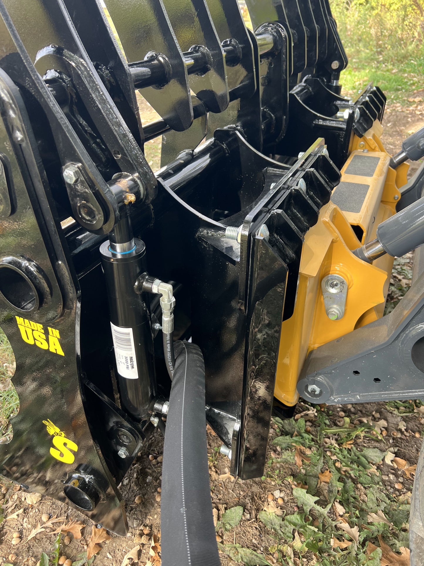 Stinger Attachments Clam Grapple for Skid Steer