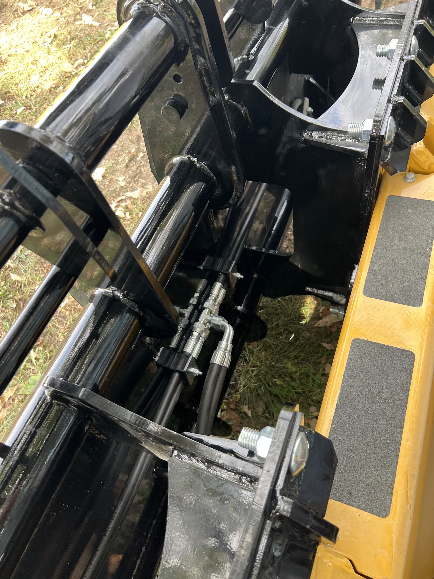 Stinger Attachments Clam Grapple for Skid Steer
