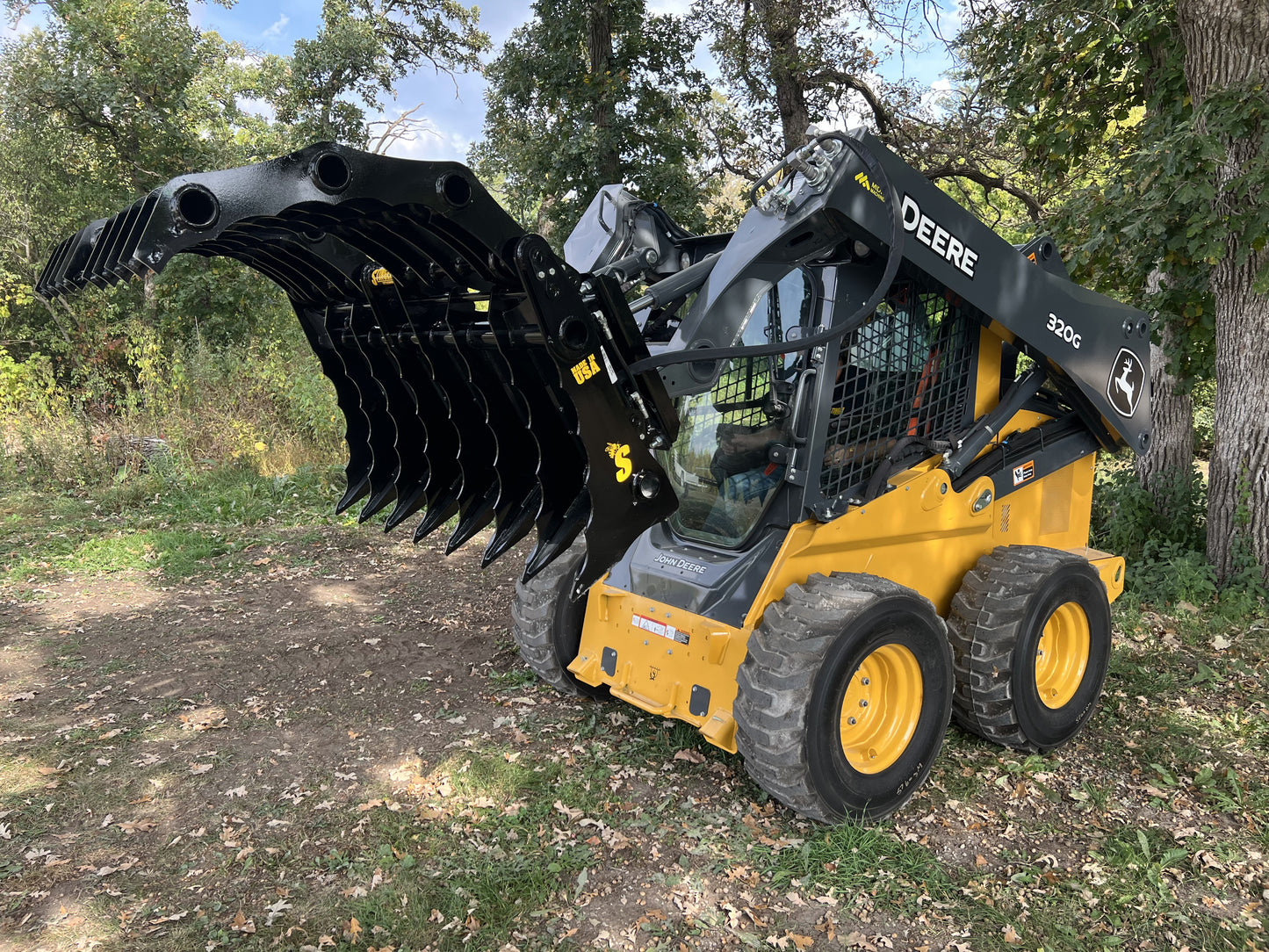 Stinger Attachments Clam Grapple for Skid Steer