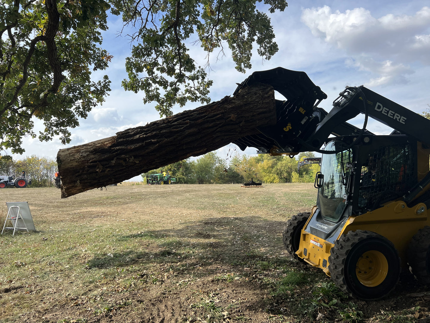 Stinger Attachments Clam Grapple for Skid Steer