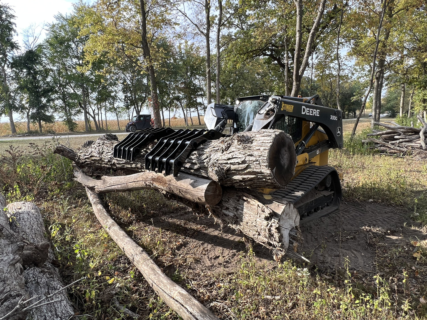 Stinger Attachments Clam Grapple for Skid Steer