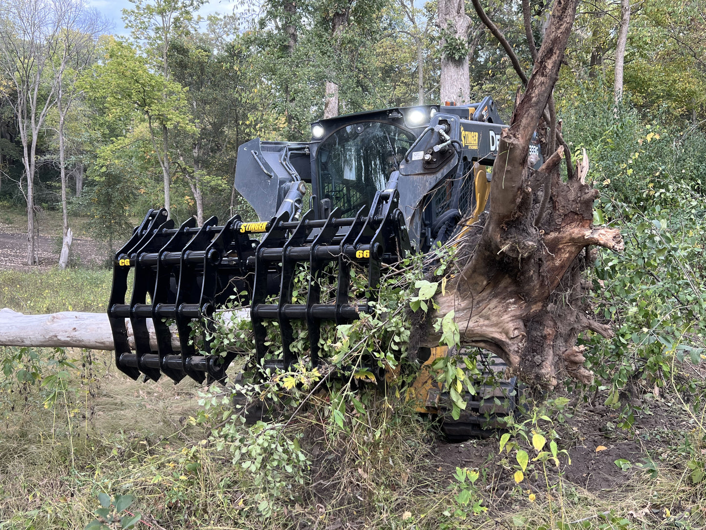 Stinger Attachments Clam Grapple for Skid Steer