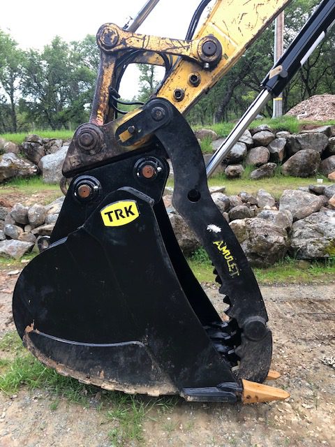 Amulet Manufacturing PowerClamp Hydraulic Thumb for Excavator & Backhoe